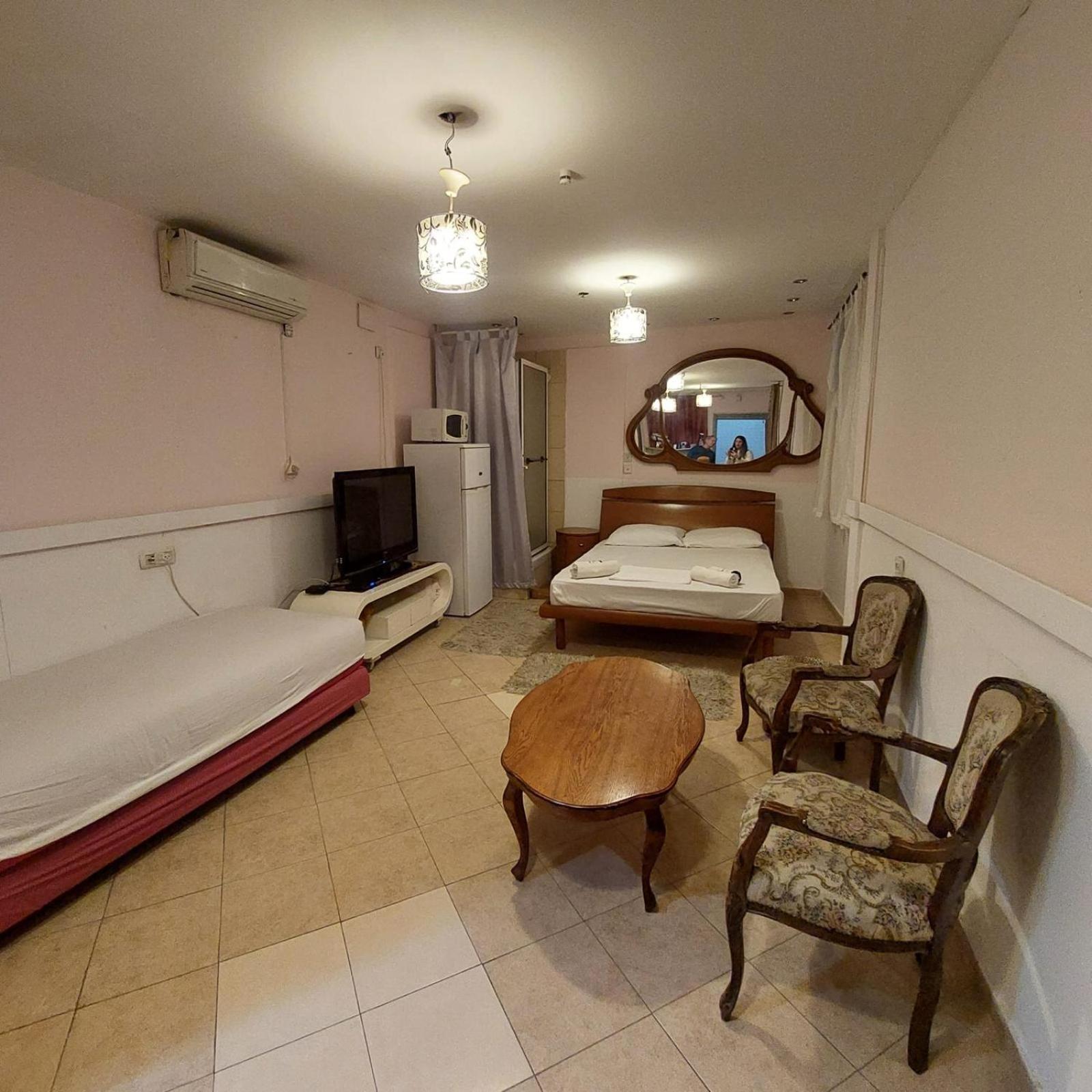 Отель Star Guest- House Or Yehuda Экстерьер фото